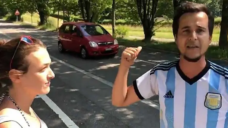 La madre de los jóvenes que escracharon a Macri en Suiza: "Los echó del trabajo apenas asumió"