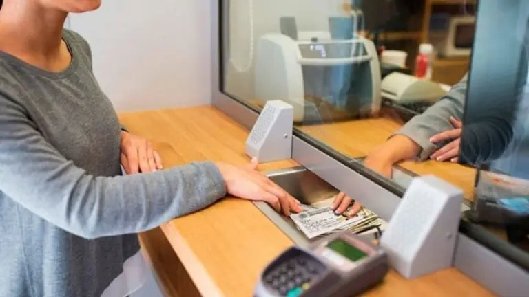 Bancos, escuelas y transporte en feriado: qué servicios funcionarán el lunes 8