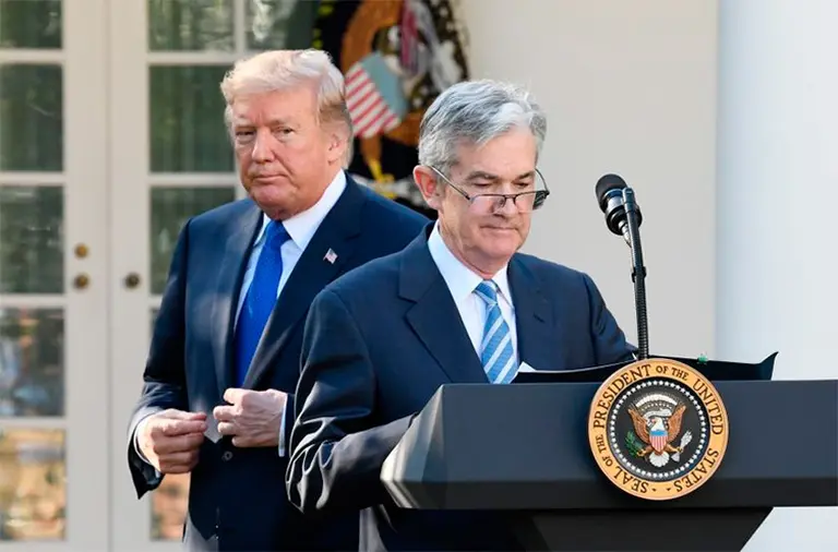 Donald Trump y Jerome Powell, presidente de la Fed.