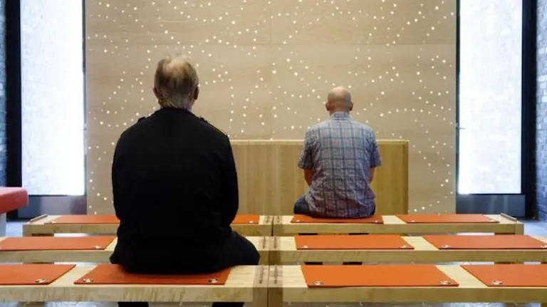 La cárcel de Halden es considerada "la más humana del mundo". Esta es una de sus salas de oración.