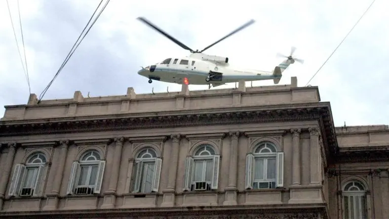 Habló el funcionario que acompañó a De la Rúa hasta el helicóptero en la terraza de la Casa Rosada