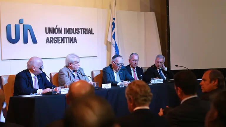 Industriales aceptaron el cepo al dólar como una medida "patriótica" para evitar una crisis mayor