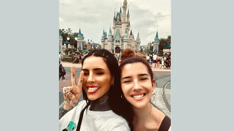 Después de polemizar con la "macrisis", Cande Tinelli disfruta de Disney