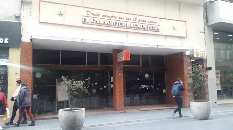 "El Palacio de la Papa Frita" cierra local en la peatonal Lavalle para mudarse