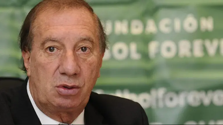 La salud de Carlos Bilardo empeoró en las últimas horas: qué es el síndrome de Hakim-Adams
