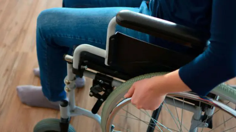 ¿Cuál es la principal causa de discapacidad en adultos jóvenes?