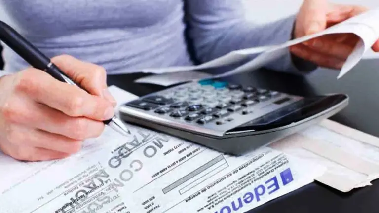 Los celulares vuelven a subir en noviembre: qué pasará con el transporte, la luz y el gas