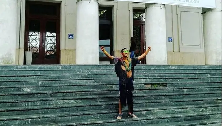 "Soy el dolor de espalda de mi viejo": la conmovedora carta de un joven que se recibió de licenciado en química