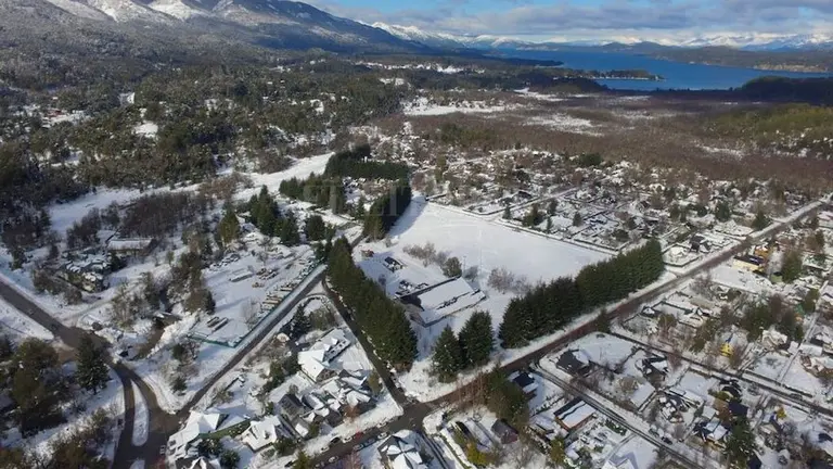 Tras la fuerte nevada, Villa La Angostura sigue parcialmente aislada y con problemas de energía