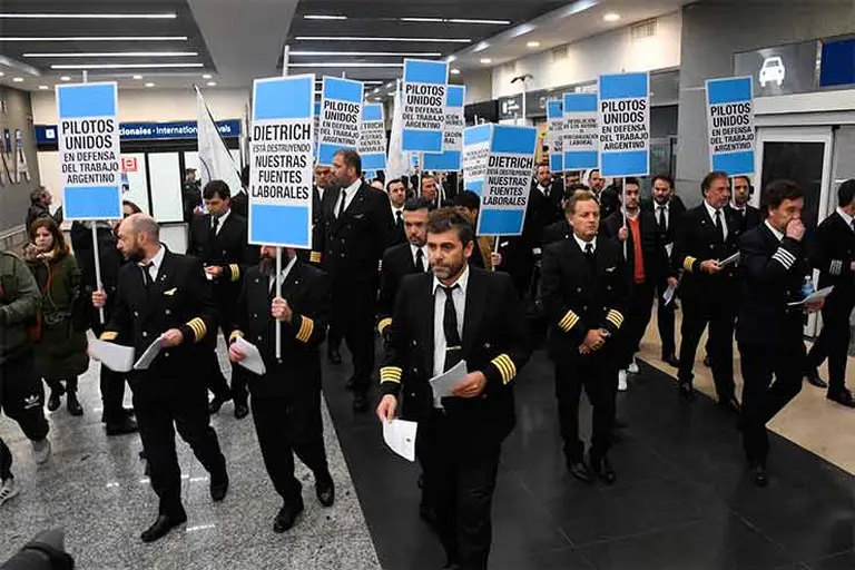 Teñido por la campaña electoral, el conflicto de los pilotos escala y Biró advierte: "Esto termina mal"