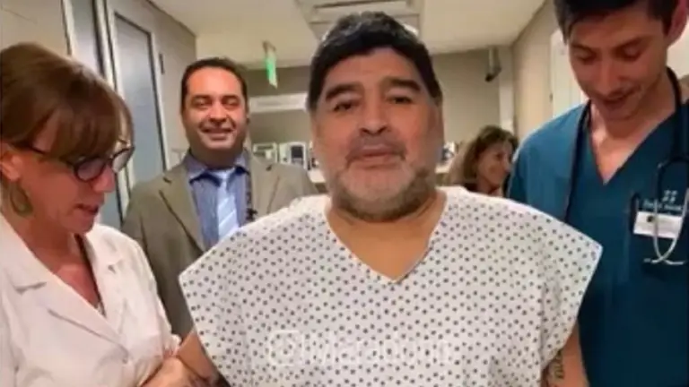 Video: Diego Maradona volvió a caminar luego de la operación en la rodilla derecha