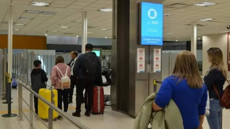 Dejarán de entregar en los aviones el formulario para declarar objetos personales que ingresan al país