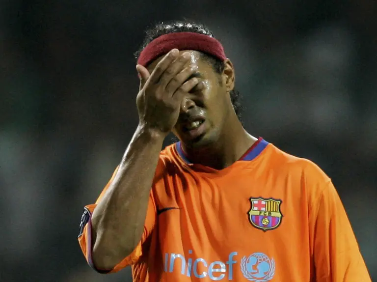 Embargan 57 propiedades de Ronaldinho y le retienen los pasaportes
