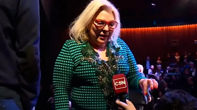 Carrió se cruzó con periodista de C5N y pidió hacer campaña para que su libro sea best seller y pueda pagar la tarjeta