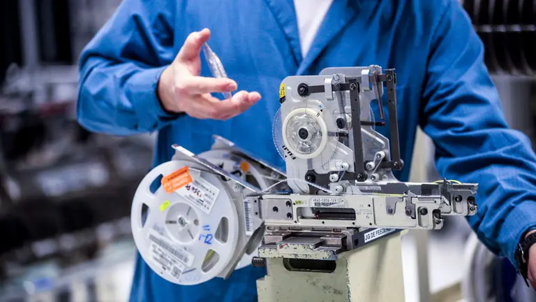 Algunas electrónicas fueguinas pagan el 70% de los salarios y negocian una reducción