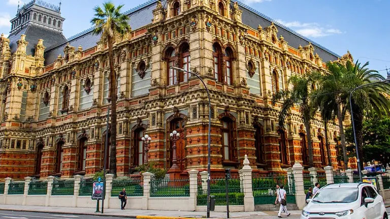 El duro análisis de Bloomberg sobre el país: "Argentina no puede escapar de su maldición económica"