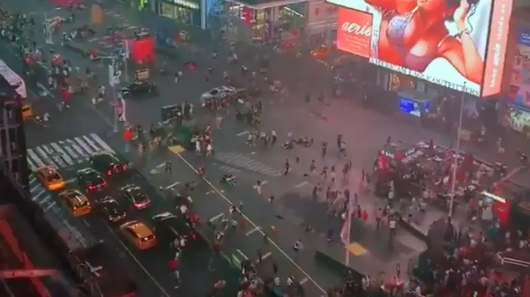 Video de Times Square: confundieron una moto con disparos y se generó pánico y estampida