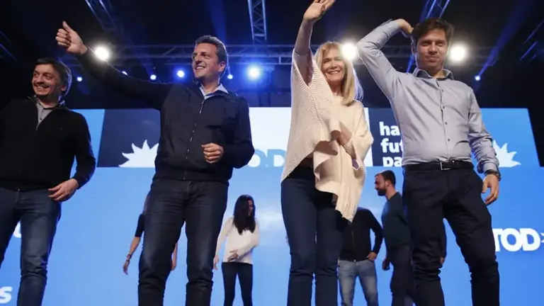 Massa, a los abrazos con Máximo Kirchner y Axel Kicillof en el búnker del Frente de Todos