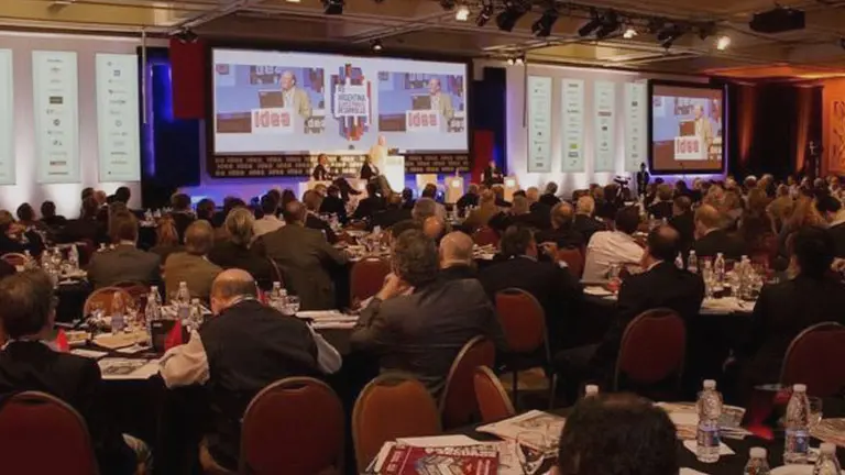 Empresarios califican de tardías las medidas de Macri y reclaman las propuestas de Fernández