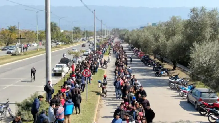 Video: más de 20 cuadras de cola por un trabajo en un supermercado