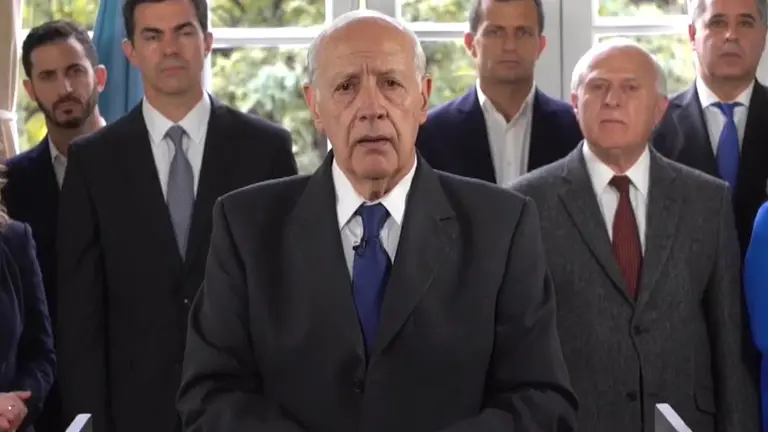 Lavagna suspendió su campaña y pidió al Gobierno "renegociar el acuerdo con el FMI inmediatamente"