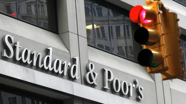 S&P bajó a "default selectivo" la deuda argentina en pesos tras anuncio de reestructuración