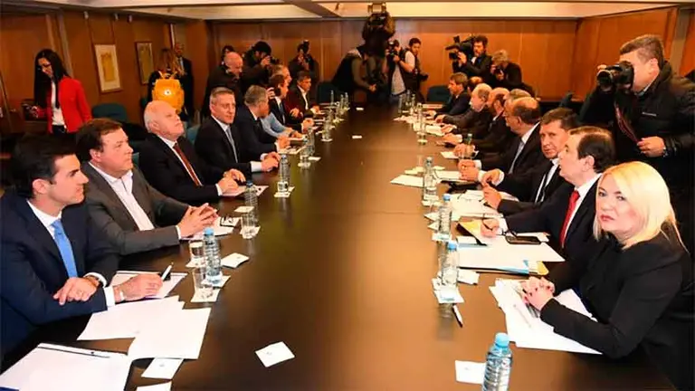 Gobernadores en pie de guerra: van a la Corte por congelamiento de precios de combustibles