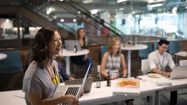 Cómo son las reuniones laborales en empresas como Amazon, Google, Facebook y Apple