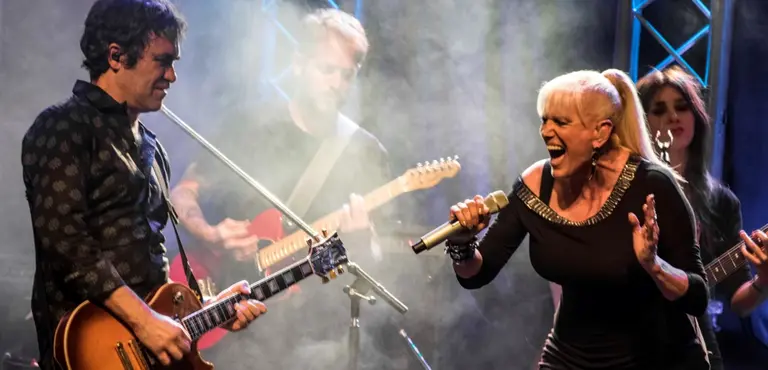 Dicen que Valeria Lynch está de novia con un miembro de la banda Attaque 77