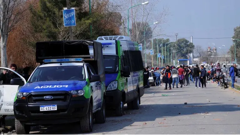 Qué interna en la UOCRA terminó con un enfrentamiento a tiros en la puerta de una destilería de YPF