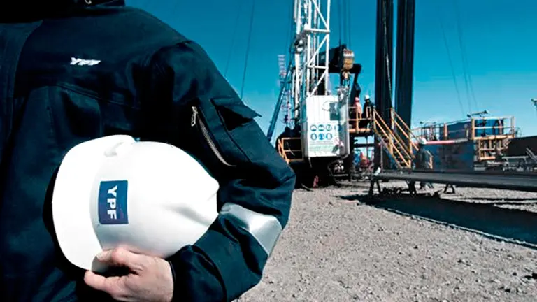 La acción de YPF cayó al nivel más bajo desde la crisis del 2002