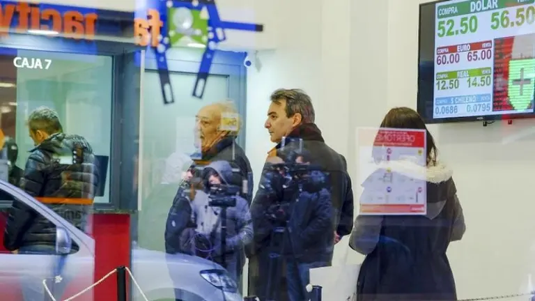 Cepo al dólar: ¿cuáles son las semejanzas y las diferencias entre la medida de Macri y la Cristina Kirchner?