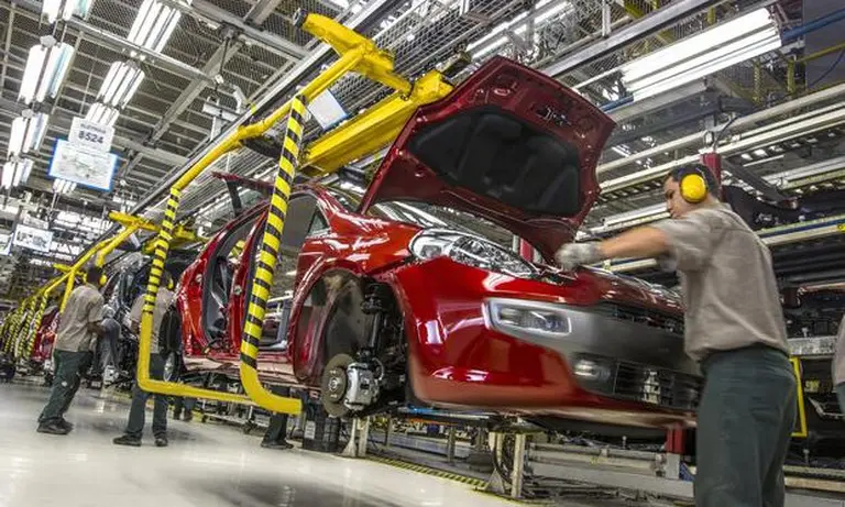 Por la crisis, automotrices suspenden producción y adelantan vacaciones a sus trabajadores