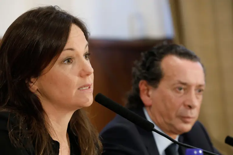 El Gobierno acuerda un bono de $2.000 pesos para los beneficiarios de planes sociales