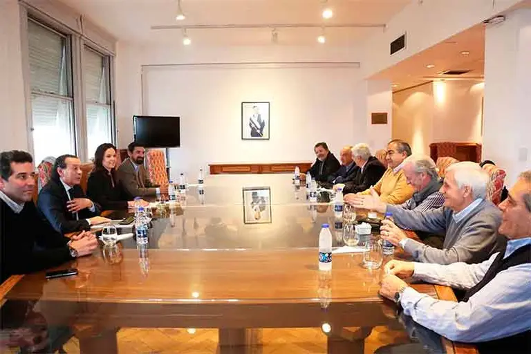 El Gobierno y la CGT acordaron una tarjeta alimentaria para desocupados