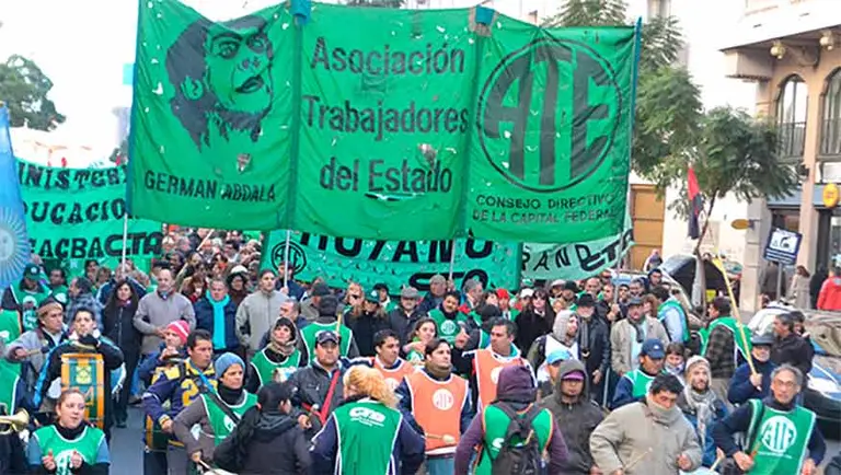 Trabajadores estatales de ATE realizan un paro nacional en reclamo de reapertura de paritarias