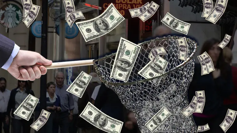 El nuevo "negocio" de los bancos: cobran comisiones de hasta 1% por retiros de depósitos en dólares