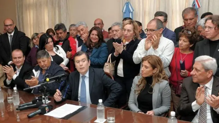 Emergencia económica: una provincia argentina dará bonos por $18.000 a empleados públicos antes de fin de año