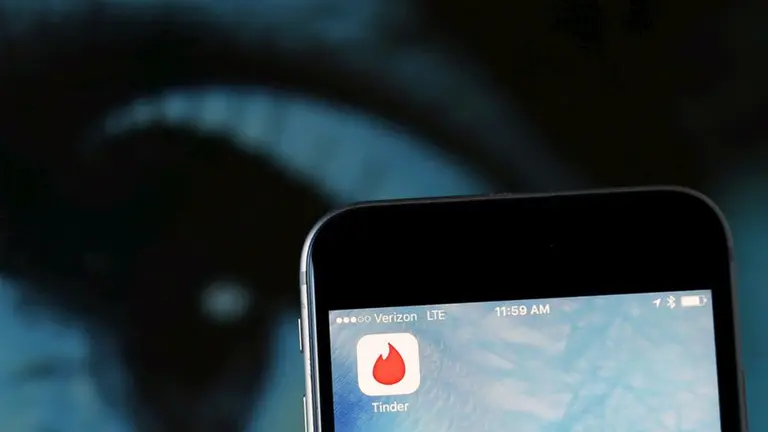 Tinder se mete en las series con una historia apocalíptica