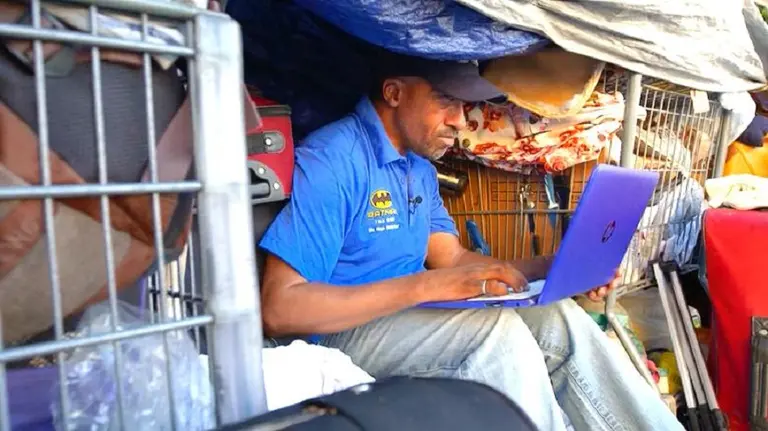 La curiosa historia del hombre que se graduó en Yale, fue banquero en Wall Street y hoy vive en la calle