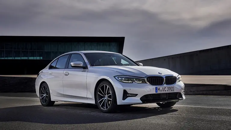 Sedán de lujo: BMW amplía la gama del Serie 3 con el 320i SportLine