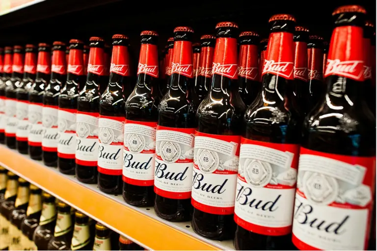 La pandemia golpea al gigante de la cerveza AB InBev