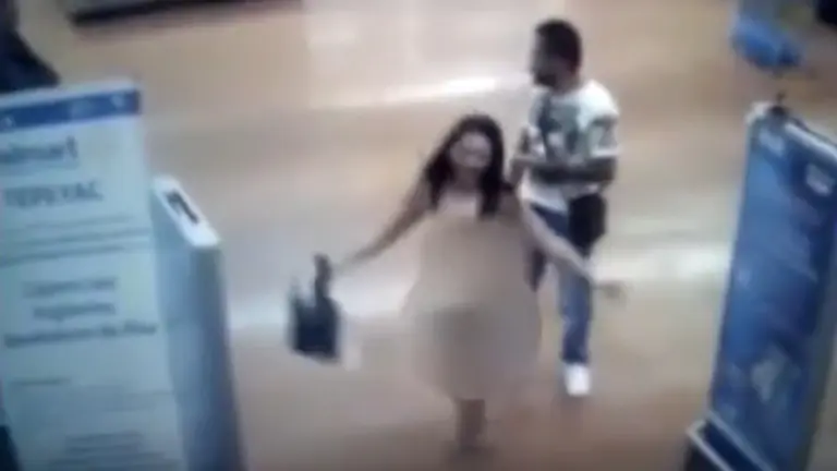 Video: una mujer se desnudó en un Walmart para demostrar que no estaba robando