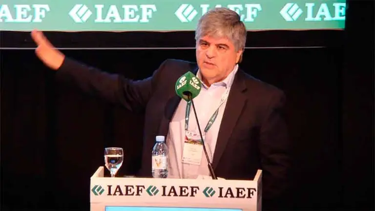 Cómo afectan los controles y el reperfilamiento de deuda a inversiones en Vaca Muerta, según el titular de YPF