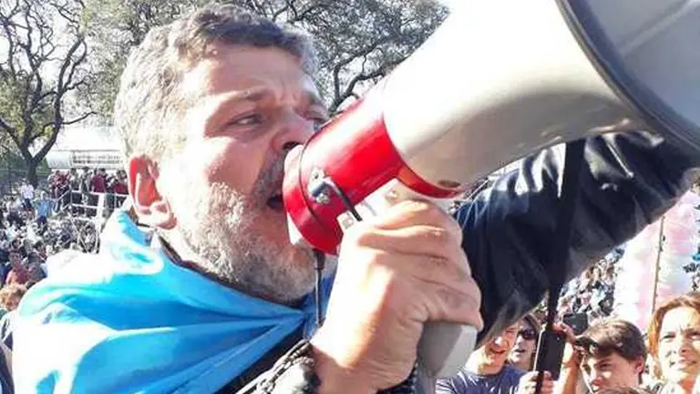 Alfredo Casero, con megáfono y bandera, fue ovacionado por los militantes en la marcha