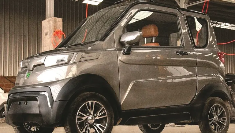 Insólito: el auto eléctrico fabricado en Bolivia al que se subió Evo no puede circular en ese país