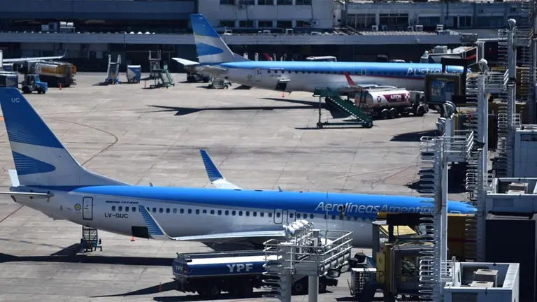 Pilotos de Aerolíneas y Austral cancelaron 105 vuelos y anunciaron paro de  48 horas el fin de semana