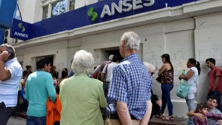 Cómo abonará ANSES la diferencia entre la jubilación mínima y el 82% del salario mínimo vital y móvil