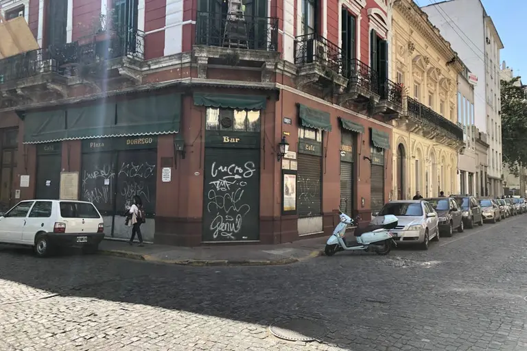 Deudas, maltratos y sueldos impagos: así está hoy el histórico Bar Plaza Dorrego de San Telmo