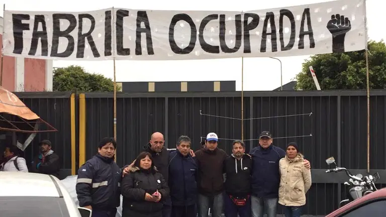 Violento desalojo a los trabajadores de Kimberly-Clark que ocupaban la planta desde hace dos meses